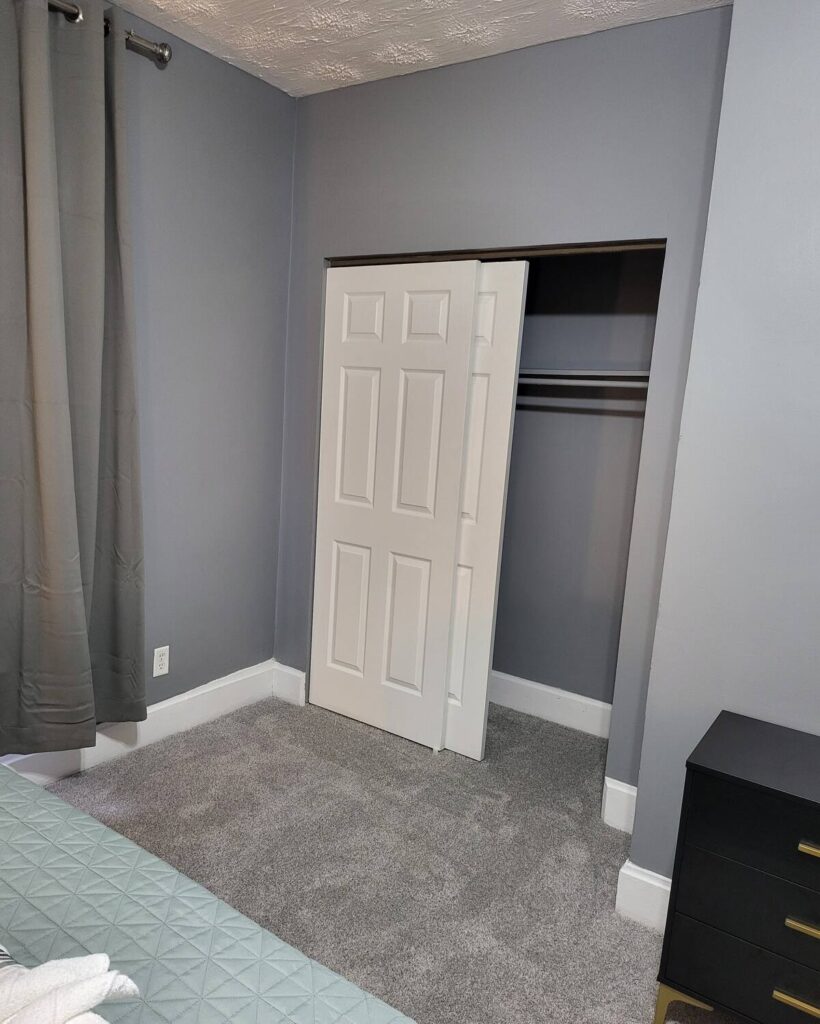 2 bedroom free parking, king suite in Columbus - Bedroom (4)