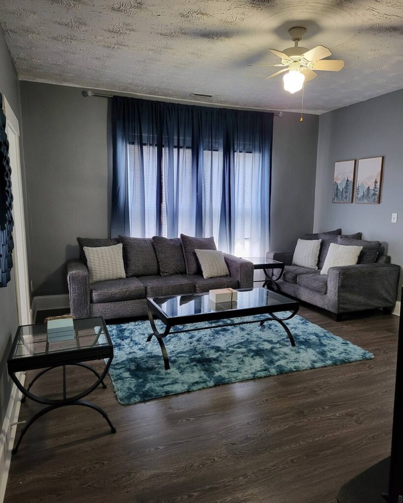 2 bedroom free parking, king suite in columbus - Living room (2)