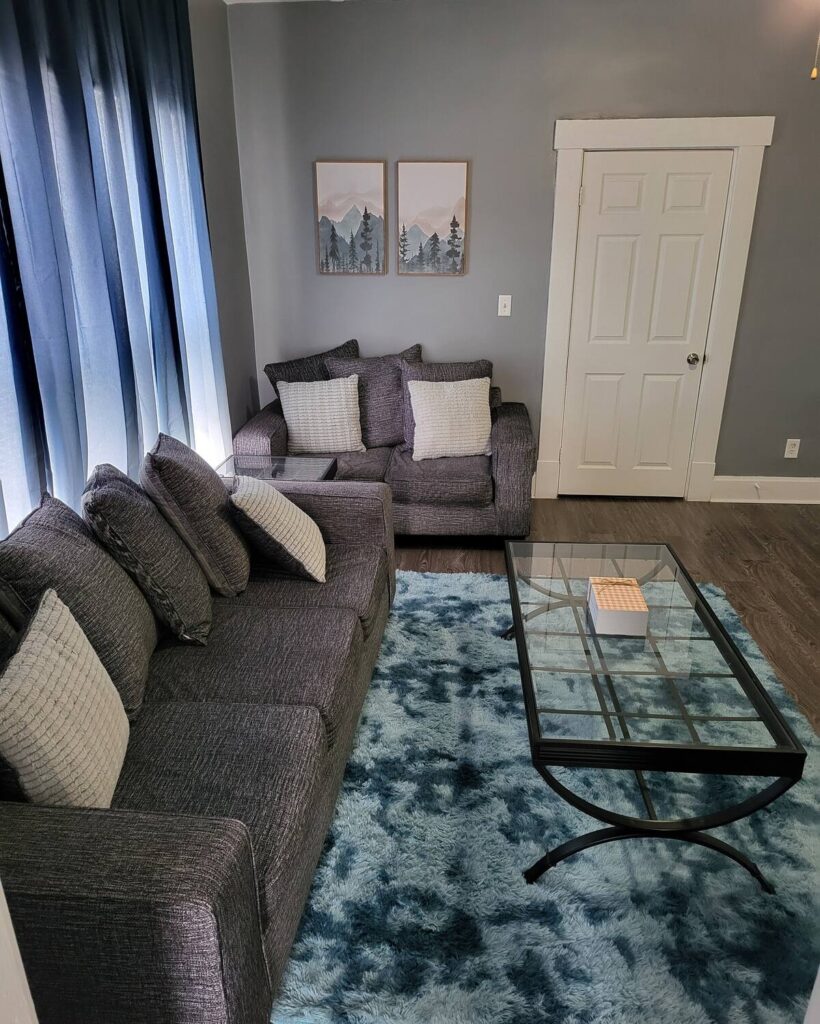 2 bedroom free parking, king suite in columbus - Living room (3)