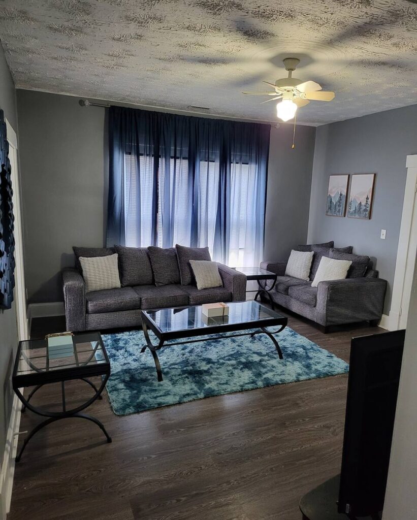 2 bedroom free parking, king suite in columbus - Living room (7)