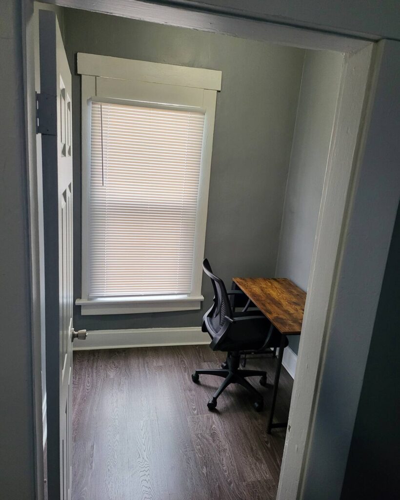 2 bedroom free parking, king suite in columbus - Office (3)