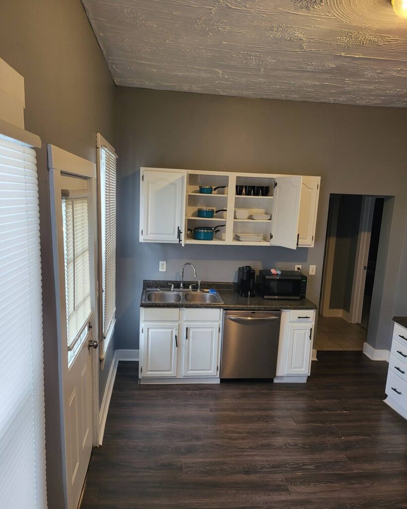 2 bedroom free parking, king suite in columbus - kitchen (1)