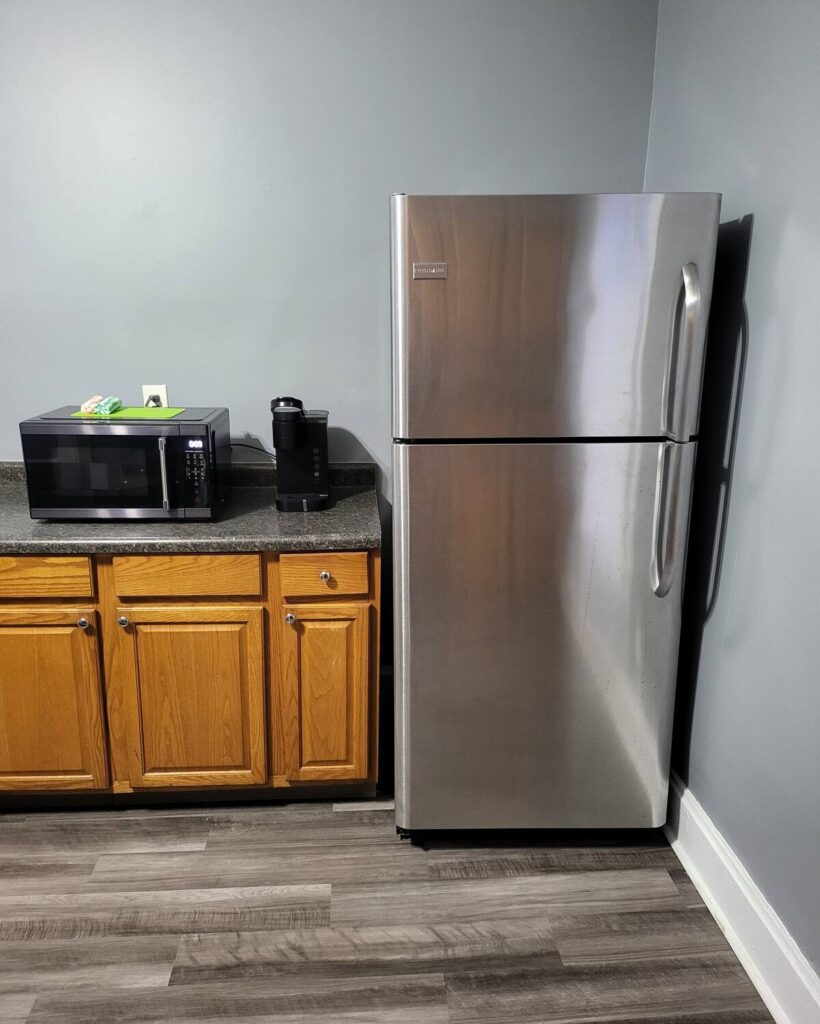 2 bedroom free parking, king suite in columbus - kitchen (3)